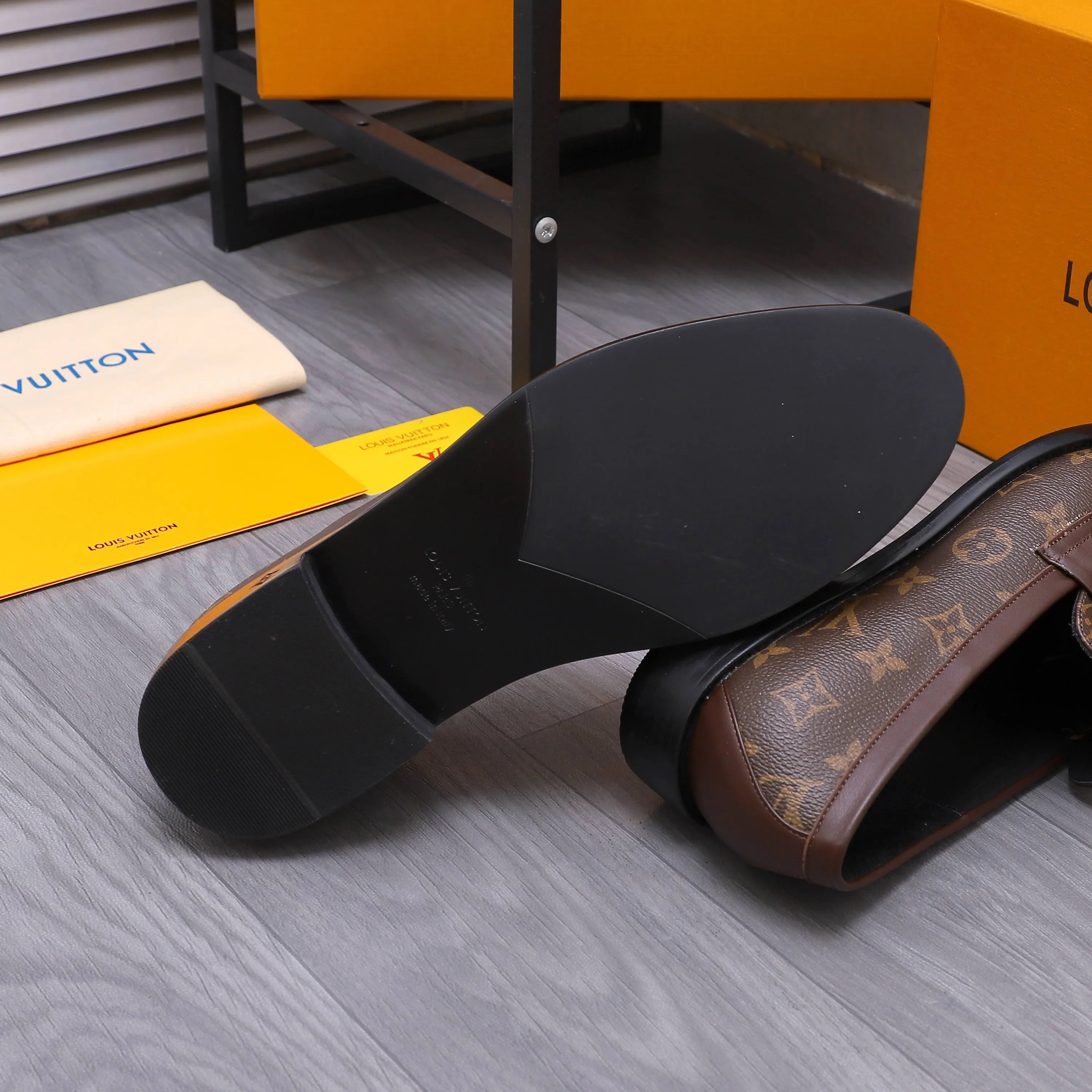Men's shoes 💰660 Product trademark: LV [Louis Vuitton] business casual slip-on leather shoes, regular size. Size: 39-44 (38.45 custom-made, non-returnable) Product materials: Selected classic printed upper, cowhide lining, original outsole